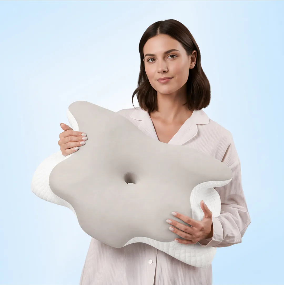 Frau schläft friedlich auf dem ergonomischen Schmetterlingskissen von The Sleepr